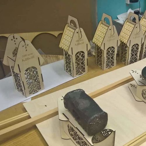 طرح house-shaped-single-bottle-wine-carrier-box-with-cutout-pattern-laser-cut-ve