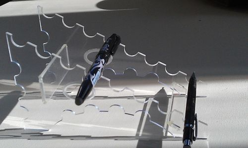 طرح قلم اکریلیک برش لیزری دارای پایه نمایشگر mm - laser cut acrylic pen holder display stand 3mm - برای دستگاه CNC چوب و لیزر (سی ان سی)