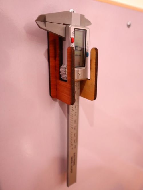 طرح کولیس دیجیتال برش لیزری 4mm - laser cut digital vernier caliper wall mount holder 4mm - برای دستگاه CNC چوب و لیزر (سی ان سی)