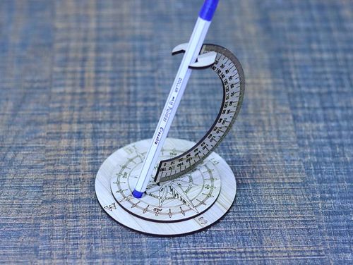 طرح wooden-compass-pen-holder-decorative-office-desk-pen-stand-3mm-laser-cut-ve