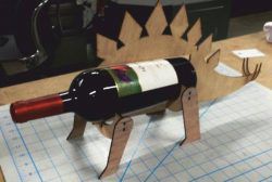 طرح برش لیزری سی ان سی استگوسوروس به شکل جا نگهدارنده بطری پوشش گیاهی - cnc laser cut stegosaurus shaped wine bottle holder ve - برای دستگاه CNC چوب و لیزر (سی ان سی)