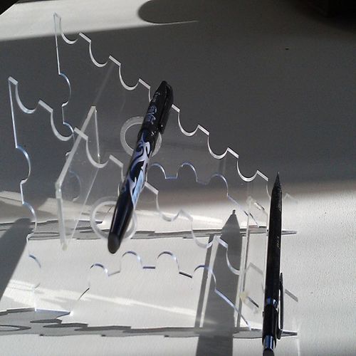 طرح قلم اکریلیک برش لیزری دارای پایه نمایشگر mm - laser cut acrylic pen holder display stand 3mm - برای دستگاه CNC چوب و لیزر (سی ان سی)