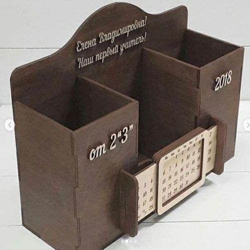 طرح میز اداری برش لیزری با تقویم دائمی برای معلم - laser cut office desk organizer with perpetual calendar for teacher ve - برای دستگاه CNC چوب و لیزر (سی ان سی)