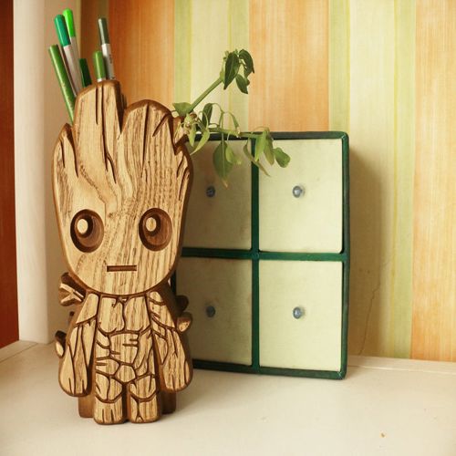 طرح جا مداد برش خورده با قلم برش لیزری گروت و گیاهی - laser cut pencil holder with baby groot ve - برای دستگاه CNC چوب و لیزر (سی ان سی)