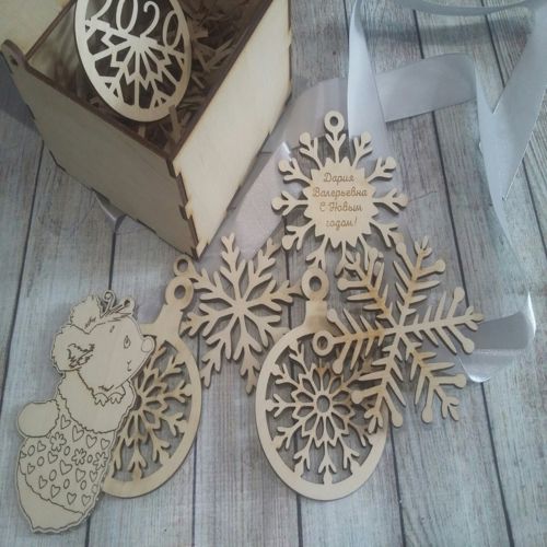 طرح جعبه چوبی برش لیزری با اسباب‌بازی‌های دانه برف 00 00 7 mm - laser cut wooden box with snowflake toys 100x100x75mm ve - برای دستگاه CNC چوب و لیزر (سی ان سی)