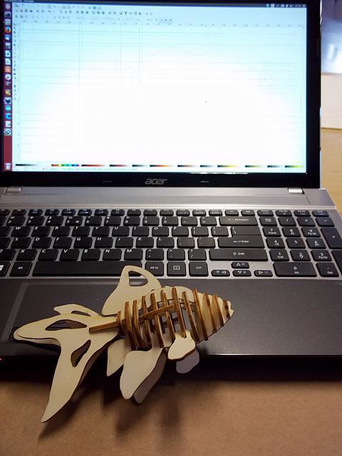 طرح پازل سه بعدی ماهی قرمز ۲ عدد تخته سه لایی ۷ میلی متری مناسب برای استفاده در دستگاه های cnc چوب و cnc لیزر - laser cut goldfish 3d puzzle 2 7mm plywood svg file