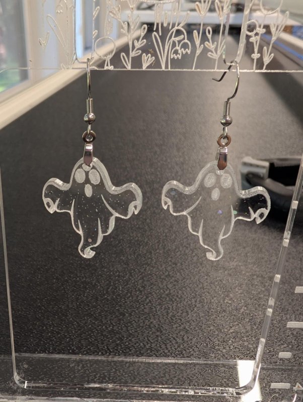 طرح گوشواره‌های روح کوچک مناسب برای استفاده در دستگاه های cnc چوب و cnc لیزر - laser cut little ghost earrings