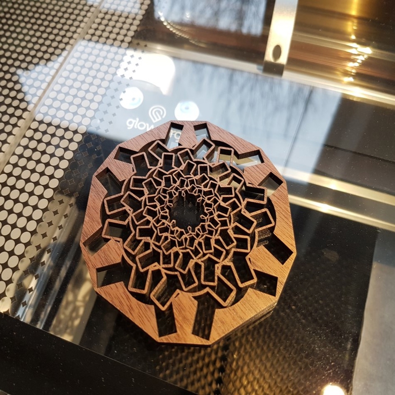 طرح و فلش های رو به داخل ماندالا (چرخ هستی) مناسب برای استفاده در دستگاه های cnc چوب و cnc لیزر - laser cut inward arrows mandala coaster svg file