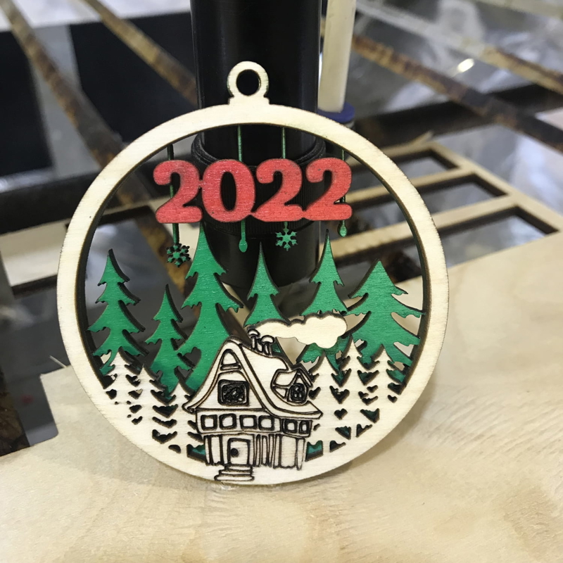 طرح آویز چوبی سال نو 2022 مناسب برای استفاده در دستگاه های cnc چوب و cnc لیزر - laser cut new year 2022 wooden hanging pendant cdr file