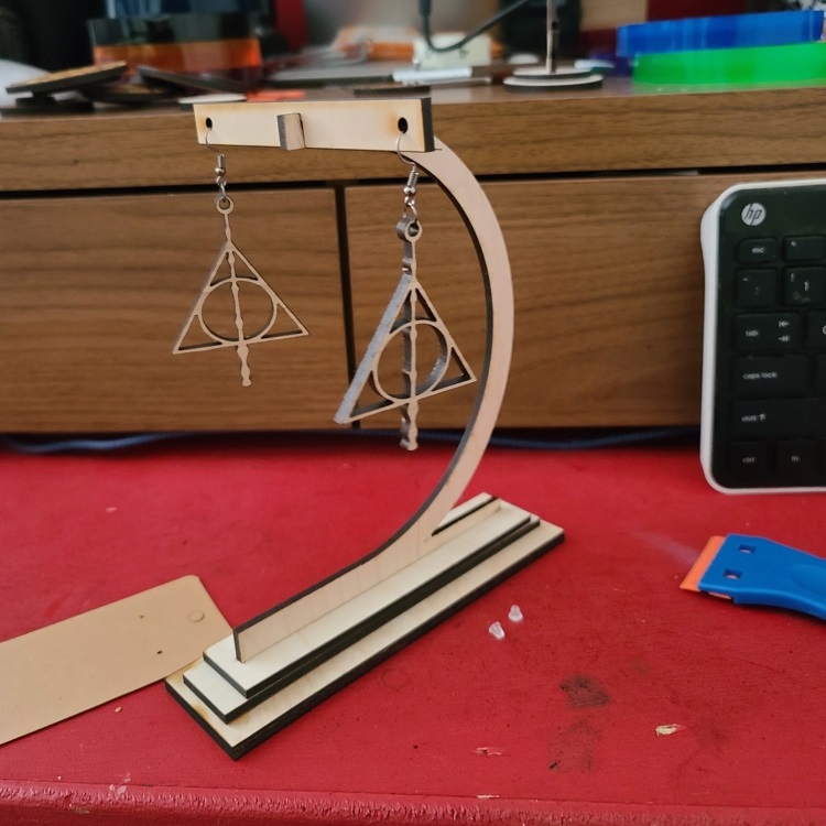 طرح و گوشواره ساده مناسب برای استفاده در دستگاه های cnc چوب و cnc لیزر - laser cut simple earring display stand svg file