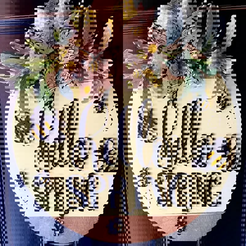 طرح سه بعدی طرح زنبور عسل، آویز درب چوبی، دکور دیواری دایره‌ای روستیک با طرح زنبور عسل، طرح خانه روستایی مناسب برای استفاده در دستگاه های cnc چوب و cnc لیزر - laser cut 3d bee theme hello spring wooden door hanger rustic farmhouse circular wall decor with bumblebee