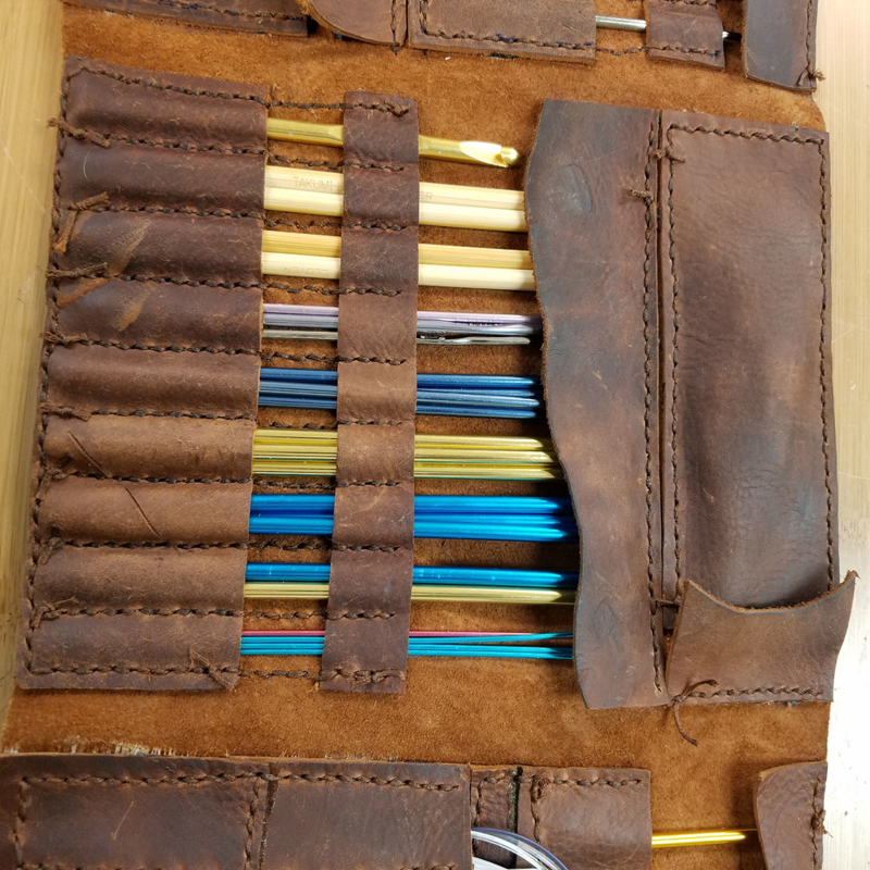 طرح جعبه سوزن بافتنی چرمی مناسب برای استفاده در دستگاه های cnc چوب و cnc لیزر - laser cut leather knitting needle case svg file