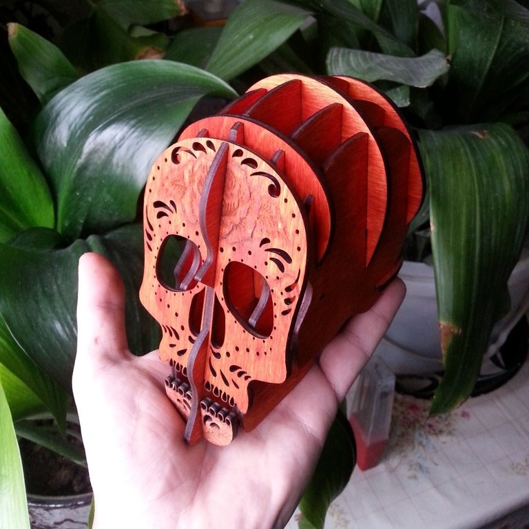 طرح جا خودکاری طرح جمجمه مناسب برای استفاده در دستگاه های cnc چوب و cnc لیزر - laser cut skull pen holder dxf file