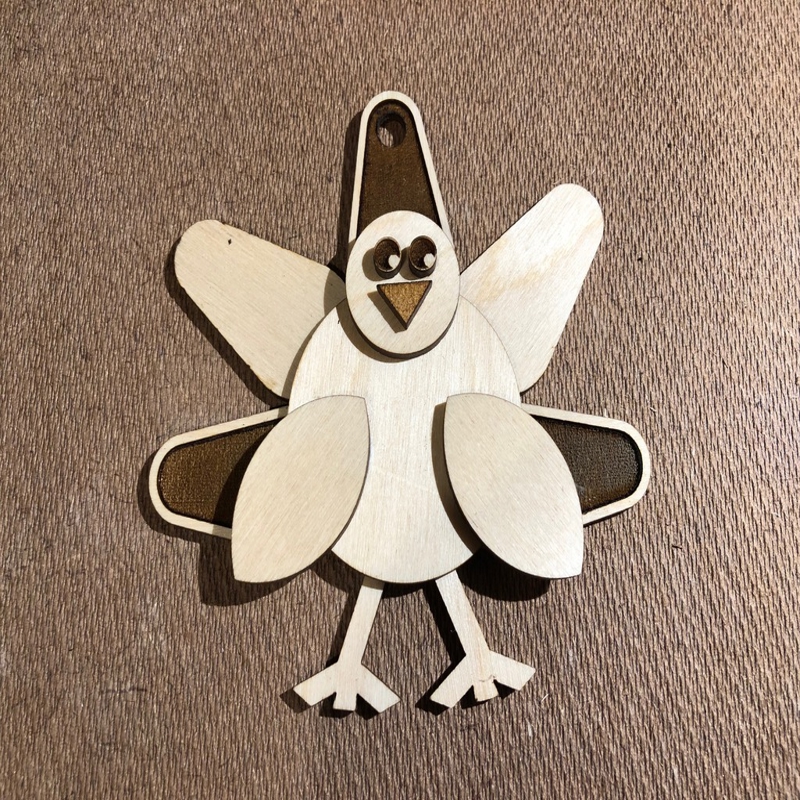 طرح بوقلمون با طرح تابلو svg مناسب برای استفاده در دستگاه های cnc چوب و cnc لیزر - laser cut turkey ornament with sign svg file