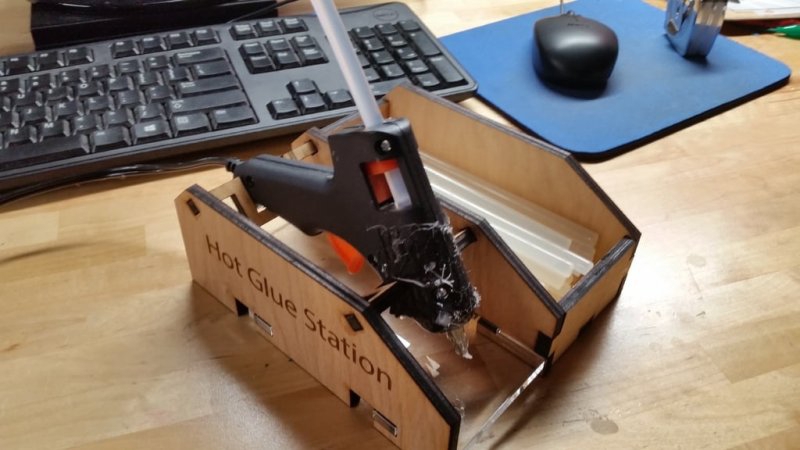 طرح پایه تفنگ چسب حرارتی مدل mkii مناسب برای استفاده در دستگاه های cnc چوب و cnc لیزر - laser cut hot glue gun holder mkii