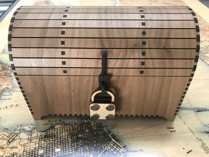 طرح صندوقچه گنج با چفت و قفل آویز مصنوعی برای گلوفورج مناسب برای استفاده در دستگاه های cnc چوب و cnc لیزر - laser cut treasure chest with hasp and dummy padlock for glowforge