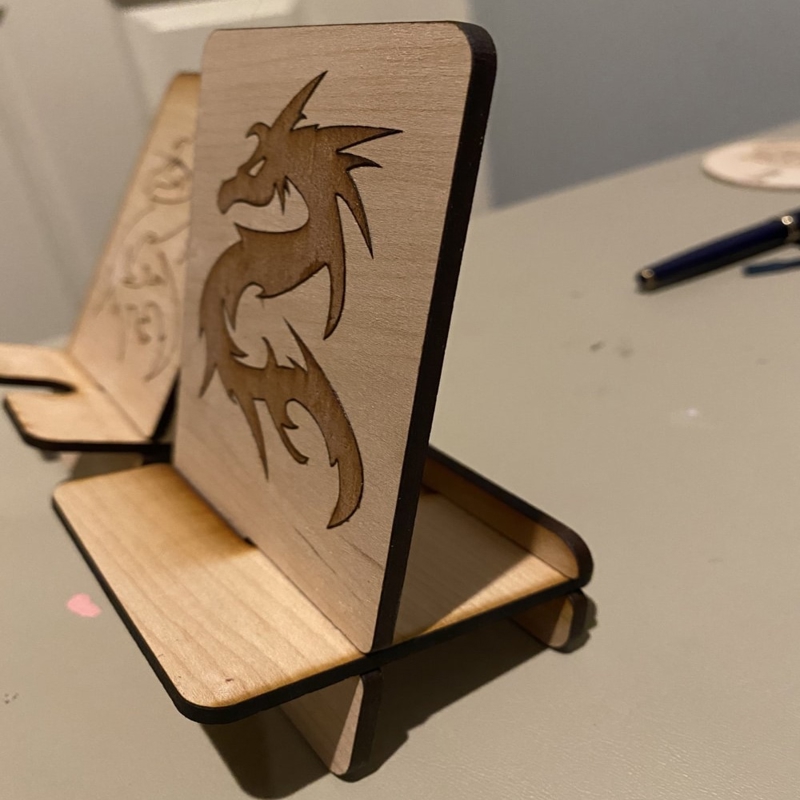 طرح هولدر گوشی فیس تایم مناسب برای استفاده در دستگاه های cnc چوب و cnc لیزر - laser cut facetime phone holder svg file