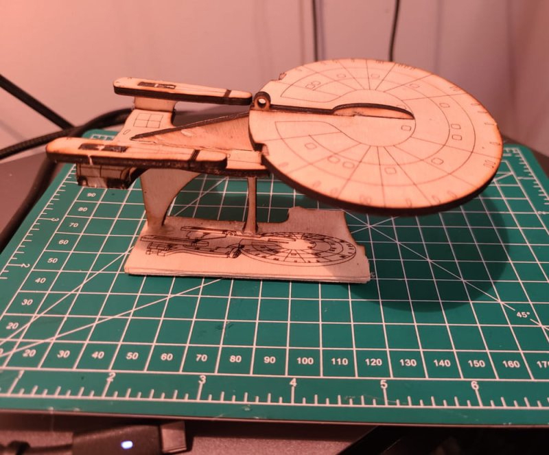طرح کشتی پیشتازان فضا مناسب برای استفاده در دستگاه های cnc چوب و cnc لیزر - laser cut star trek enterprise ship cdr file