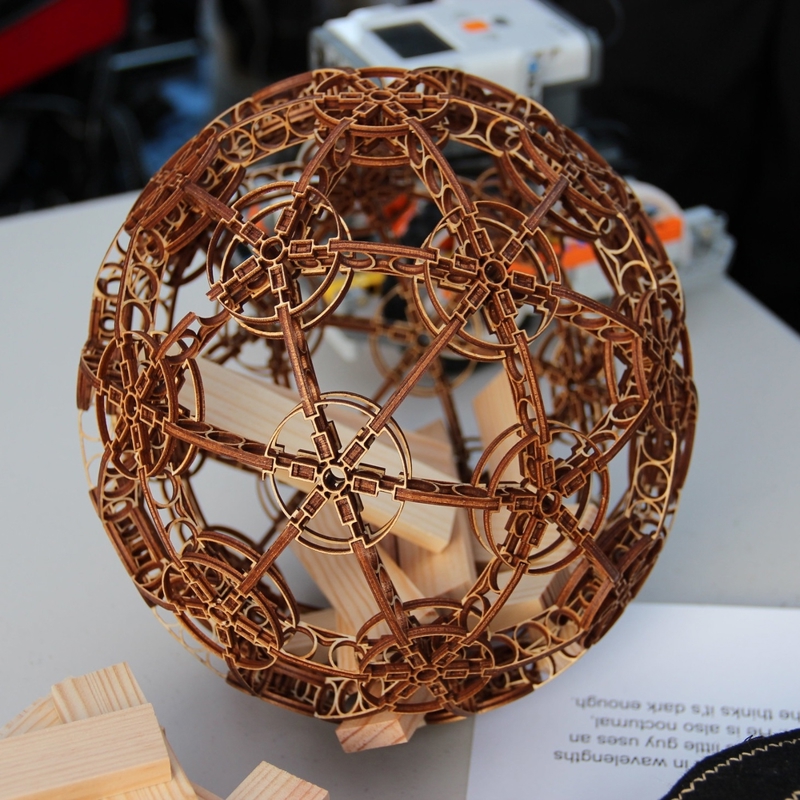طرح کره چوبی تزئینی مناسب برای استفاده در دستگاه های cnc چوب و cnc لیزر - laser cut wooden decorative sphere cdr file