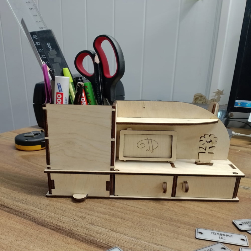 طرح میز آرایش به همراه تلویزیون مینیاتوری مناسب برای استفاده در دستگاه های cnc چوب و cnc لیزر - laser cut desk storage organizer with miniature television cdr file