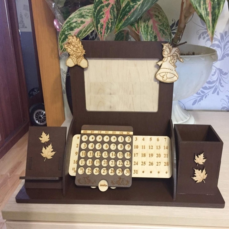طرح تقویم رومیزی و جا خودکاری مناسب برای استفاده در دستگاه های cnc چوب و cnc لیزر - laser cut calendar desk organizer pen holder cdr file