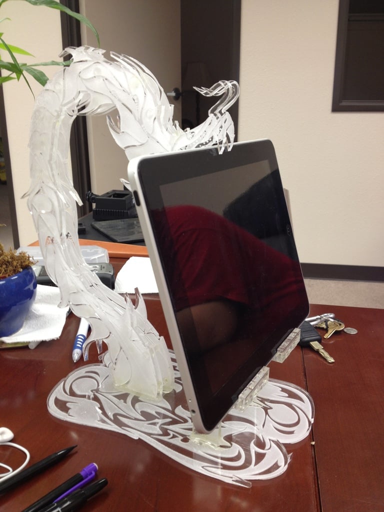 طرح پایه آیپد اژدها مناسب برای استفاده در دستگاه های cnc چوب و cnc لیزر - laser cut dragon ipad holder svg file