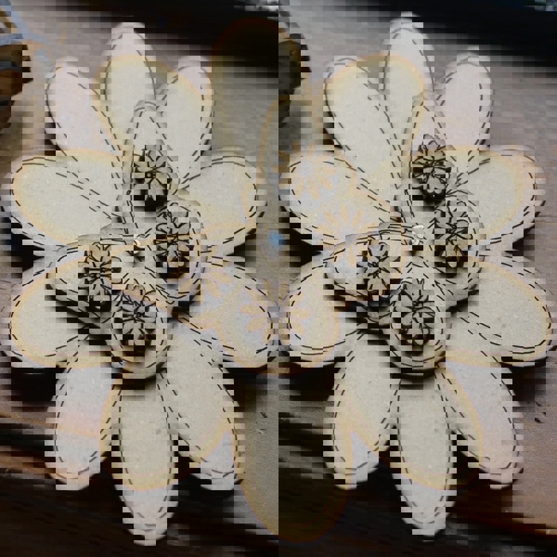 طرح پروانه چرخان روی اسباب بازی گلدار مناسب برای استفاده در دستگاه های cnc چوب و cnc لیزر - laser cut spinning butterfly on flower toy svg file