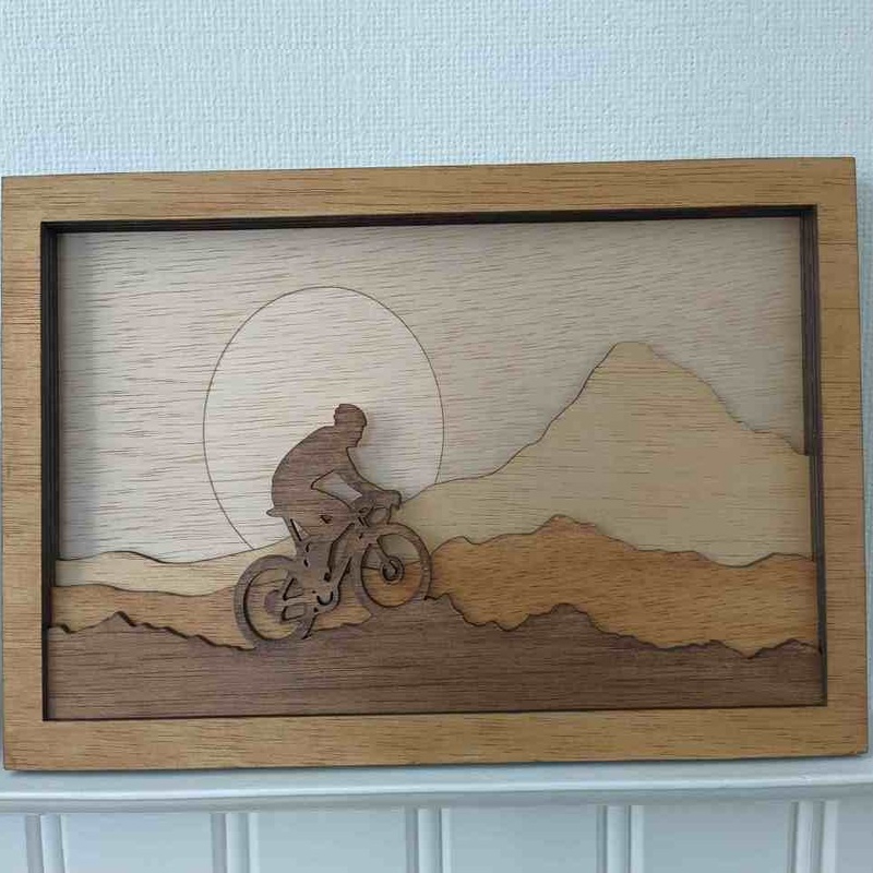 طرح و جعبه سایه موتورسوار لایه باز مناسب برای استفاده در دستگاه های cnc چوب و cnc لیزر - laser cut biker layered shadow box svg file