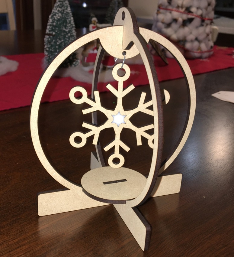 طرح دانه برف آویزان مناسب برای استفاده در دستگاه های cnc چوب و cnc لیزر - laser cut hanging snowflake ornament standing snowflake svg file