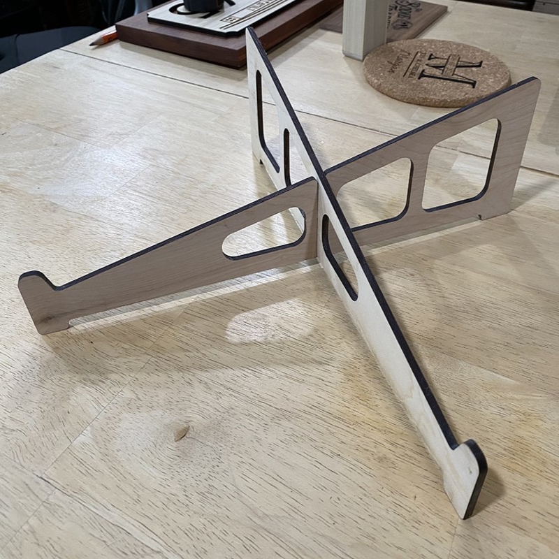 طرح پایه لپ تاپ مناسب برای استفاده در دستگاه های cnc چوب و cnc لیزر - laser cut laptop stand svg file