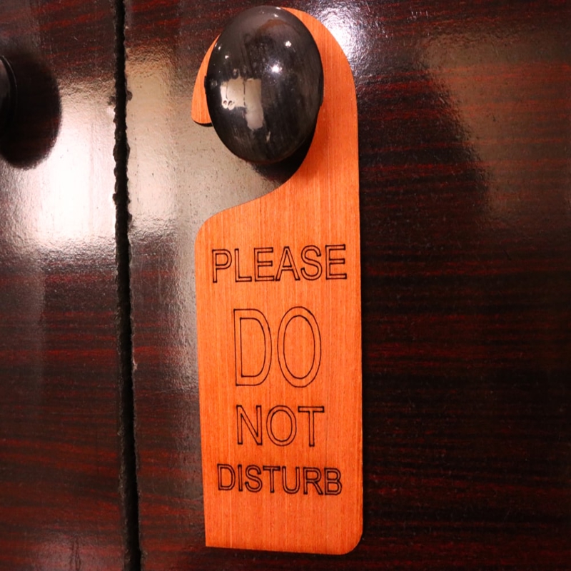 طرح آویز درب مزاحم نشوید مناسب برای استفاده در دستگاه های cnc چوب و cnc لیزر - laser cut do not disturb door hanger dxf file