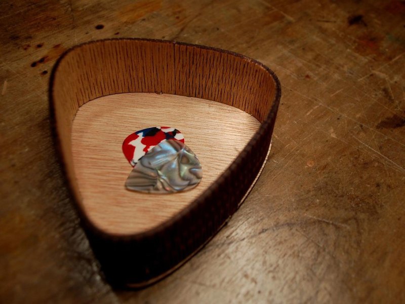 طرح پیک گیتار منحنی مناسب برای استفاده در دستگاه های cnc چوب و cnc لیزر - laser cut curved guitar pick box svg file
