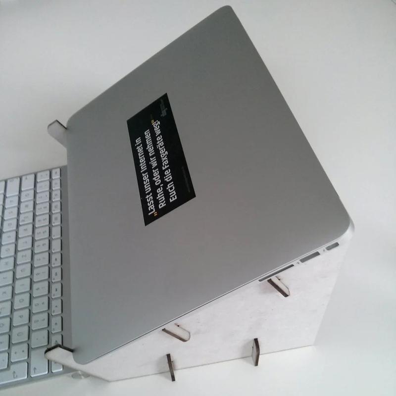 طرح پایه لپ تاپ مک بوک ایر مقوایی مناسب برای استفاده در دستگاه های cnc چوب و cnc لیزر - laser cut cardboard macbook air stand laptop stand svg file