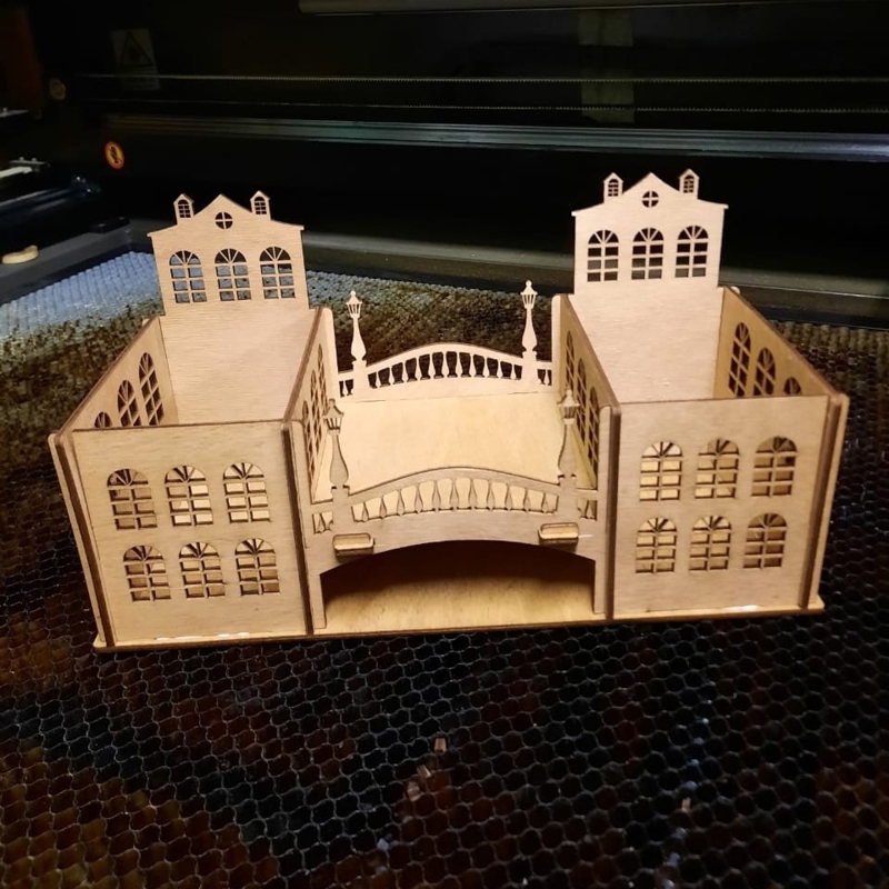 طرح میز آرایش با تم شهر قدیمی مناسب برای استفاده در دستگاه های cnc چوب و cnc لیزر - laser cut desk organizer old town theme cdr file
