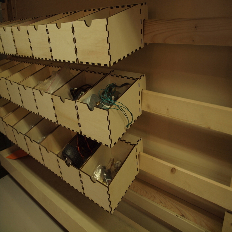 طرح سطل‌های آویز ۴ میلی‌متری مناسب برای استفاده در دستگاه های cnc چوب و cnc لیزر - laser cut hanging storage bins 4mm dxf file