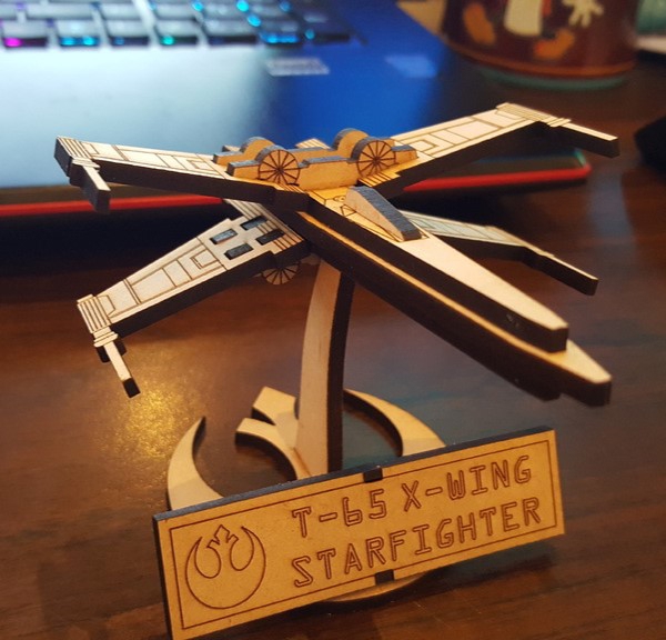 طرح جنگنده کوچک X Wing با پایه مناسب برای استفاده در دستگاه های cnc چوب و cnc لیزر - laser cut small x wing fighter with stand cdr file