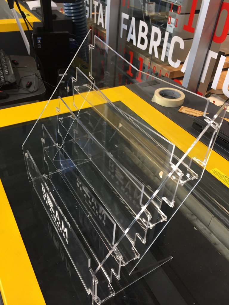 طرح سه بعدی جا بروشوری مناسب برای استفاده در دستگاه های cnc چوب و cnc لیزر - laser cut brochure holder 3mm cdr file