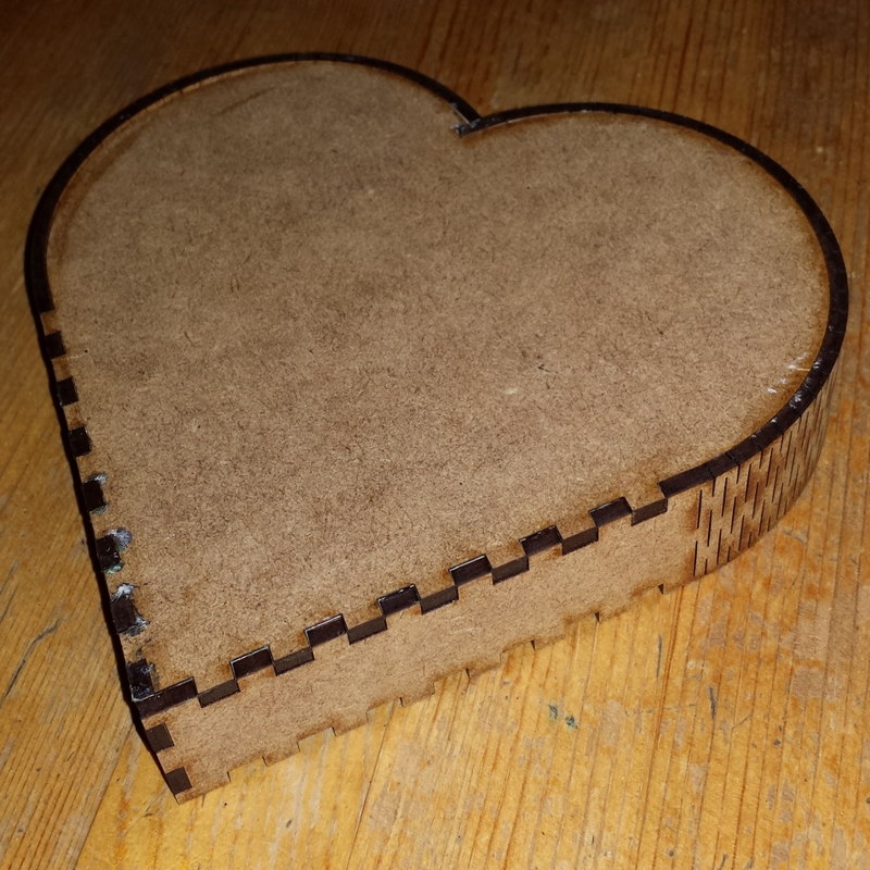 طرح قالب جعبه قلبی چوبی مناسب برای استفاده در دستگاه های cnc چوب و cnc لیزر - laser cut wooden heart box template svg file
