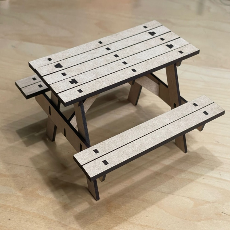 طرح میز پیک نیک خانه عروسکی مناسب برای استفاده در دستگاه های cnc چوب و cnc لیزر - laser cut dollhouse picnic table svg file