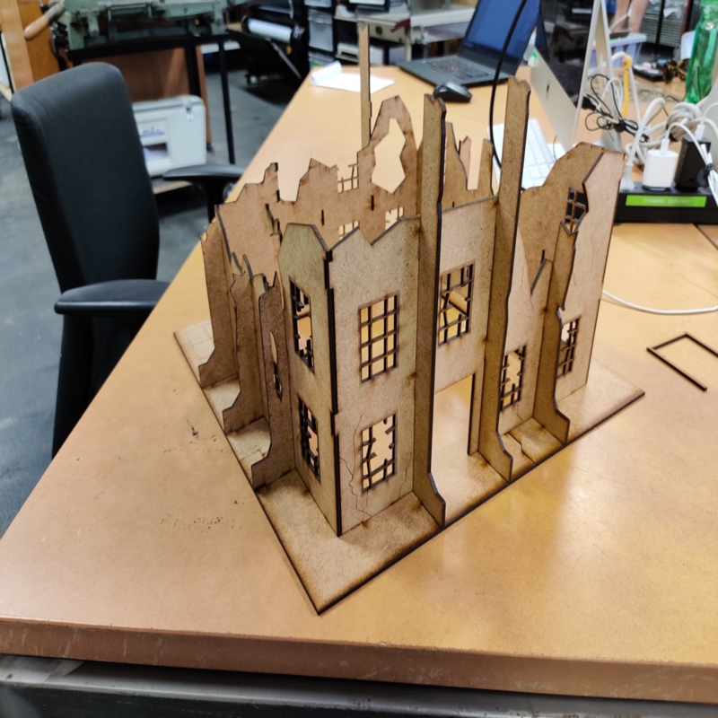 طرح ساختمان تخریب شده مناسب برای استفاده در دستگاه های cnc چوب و cnc لیزر - laser cut destroyed ruin building scenery svg file