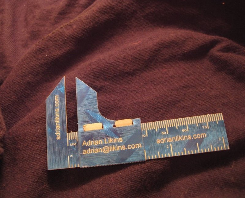 طرح کارت ویزیت کولیس مناسب برای استفاده در دستگاه های cnc چوب و cnc لیزر - laser cut business card caliper svg file