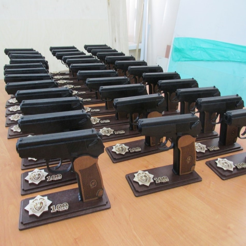 طرح مدال پایه تپانچه برای هدیه به او مناسب برای استفاده در دستگاه های cnc چوب و cnc لیزر - laser cut pistol stand medal gift for him cdr file