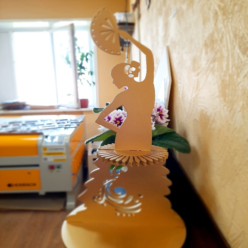 طرح خانم با جا دستمال کاغذی بادبزنی شکل مناسب برای استفاده در دستگاه های cnc چوب و cnc لیزر - laser cut lady with fan napkin holder cdr file