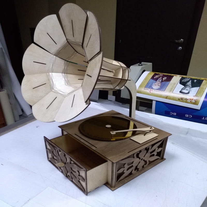 طرح گرامافون چوبی مناسب برای استفاده در دستگاه های cnc چوب و cnc لیزر - laser cut wooden gramophone cdr file