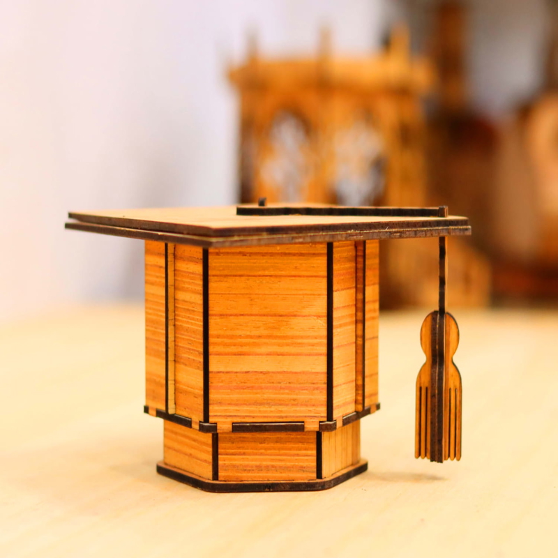 طرح جعبه کلاه فارغ التحصیلی مناسب برای استفاده در دستگاه های cnc چوب و cnc لیزر - laser cut graduation cap box cdr file