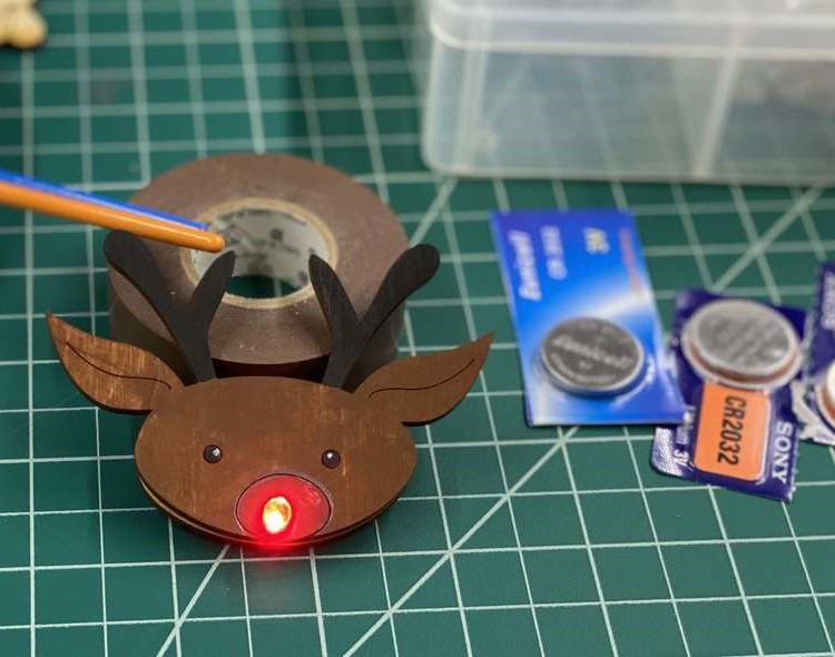 طرح برای چراغ قوه گوزن شمالی مناسب برای استفاده در دستگاه های cnc چوب و cnc لیزر - laser cut reindeer light up pin svg file