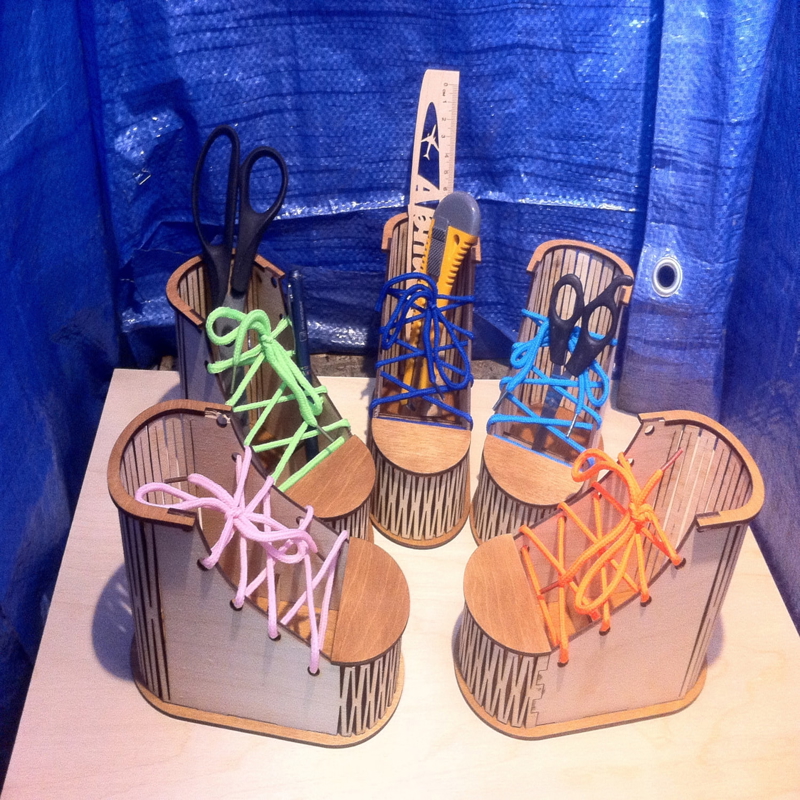 طرح جا خودکاری و خودنویس به شکل کفش مناسب برای استفاده در دستگاه های cnc چوب و cnc لیزر - laser cut shoe shape pen stand holder desk organizer cdr file
