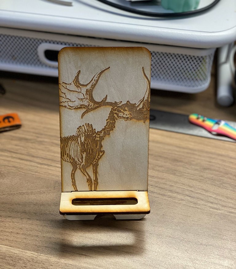 طرح پایه نگهدارنده گوشی موبایل مناسب برای استفاده در دستگاه های cnc چوب و cnc لیزر - laser cut cell phone stand svg file