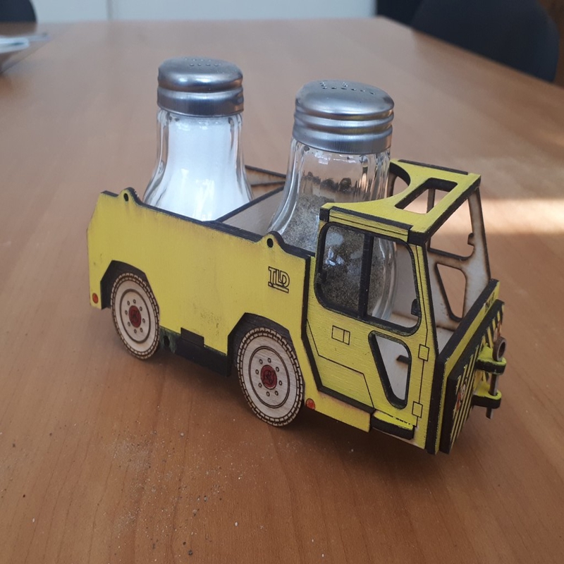 طرح نمک و فلفل تراکتور فرودگاه و ضخامت ۳ میلی‌متر مناسب برای استفاده در دستگاه های cnc چوب و cnc لیزر - laser cut salt and pepper stand airfield tractor 3mm dxf file