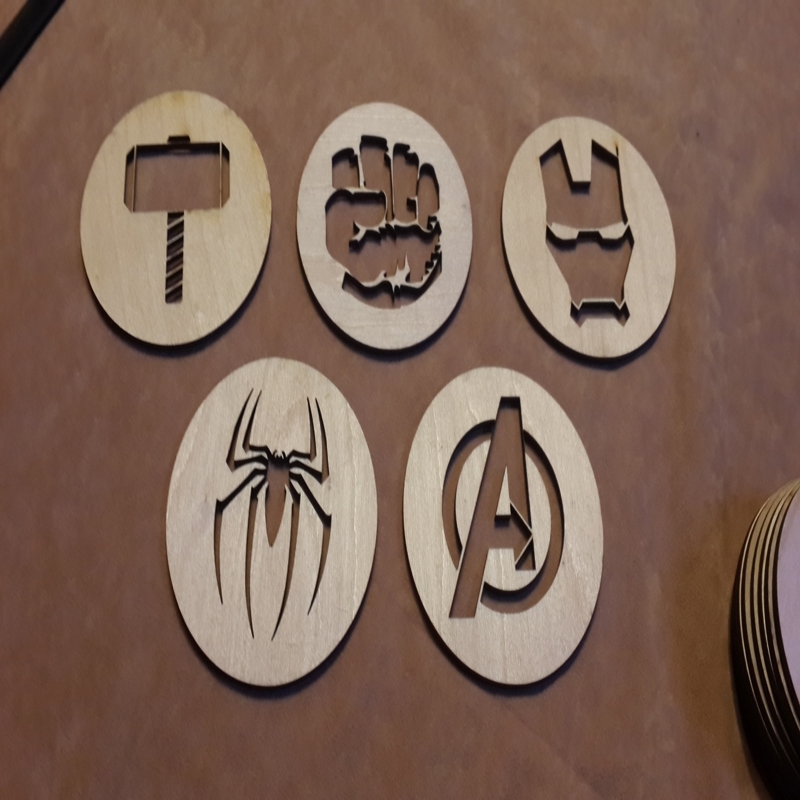 طرح فایل AI زیرلیوانی انتقام جویان مناسب برای استفاده در دستگاه های cnc چوب و cnc لیزر - laser cut avengers coasters ai file